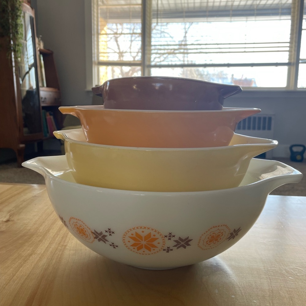 Vintage Pyrex Town and Country Bowl Set